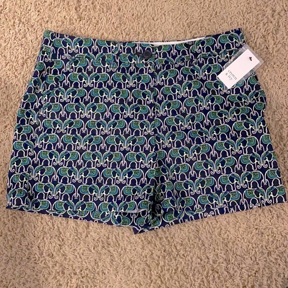 NWT Crown & Ivy sz 8 shorts w/ 5 pockets, button & zip closure. Elephant print